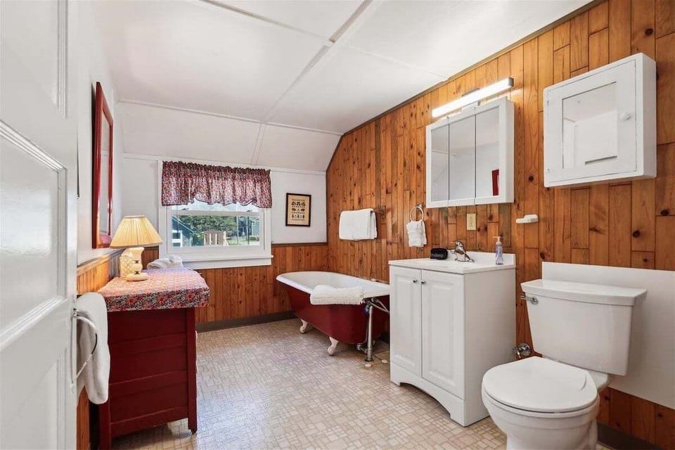 upper level Bathroom at Haystack Close North