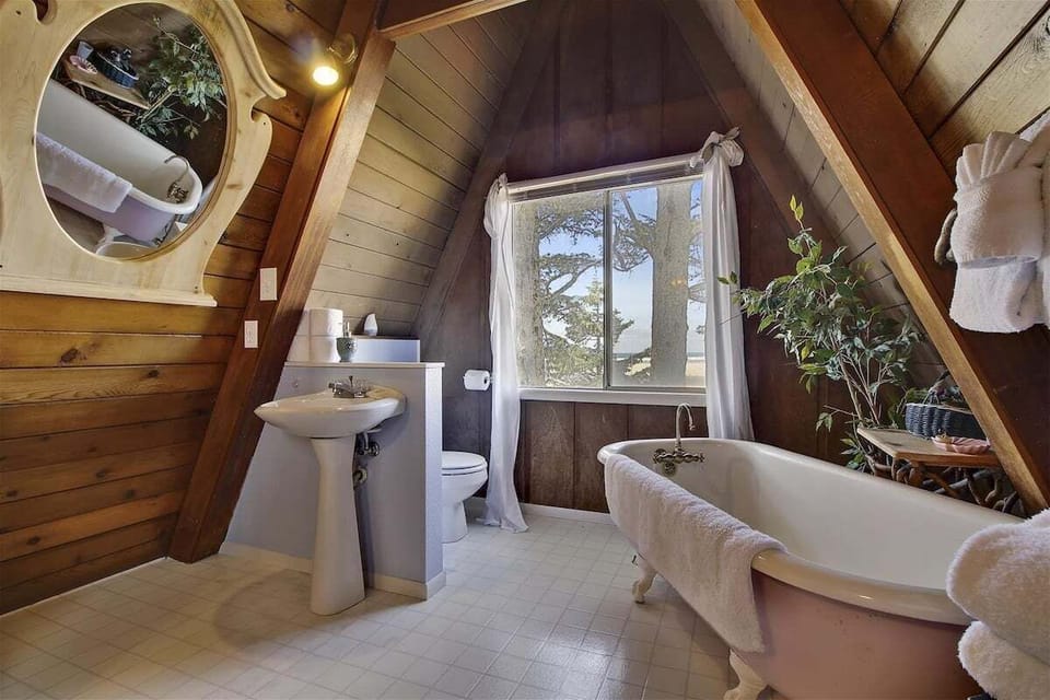 Upstairs Master Bathroom at Ecola Haven