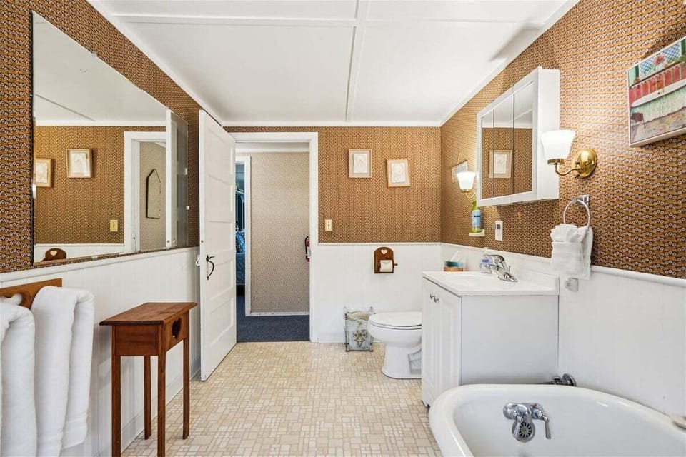 Upper level Bathroom at Haystack Close South