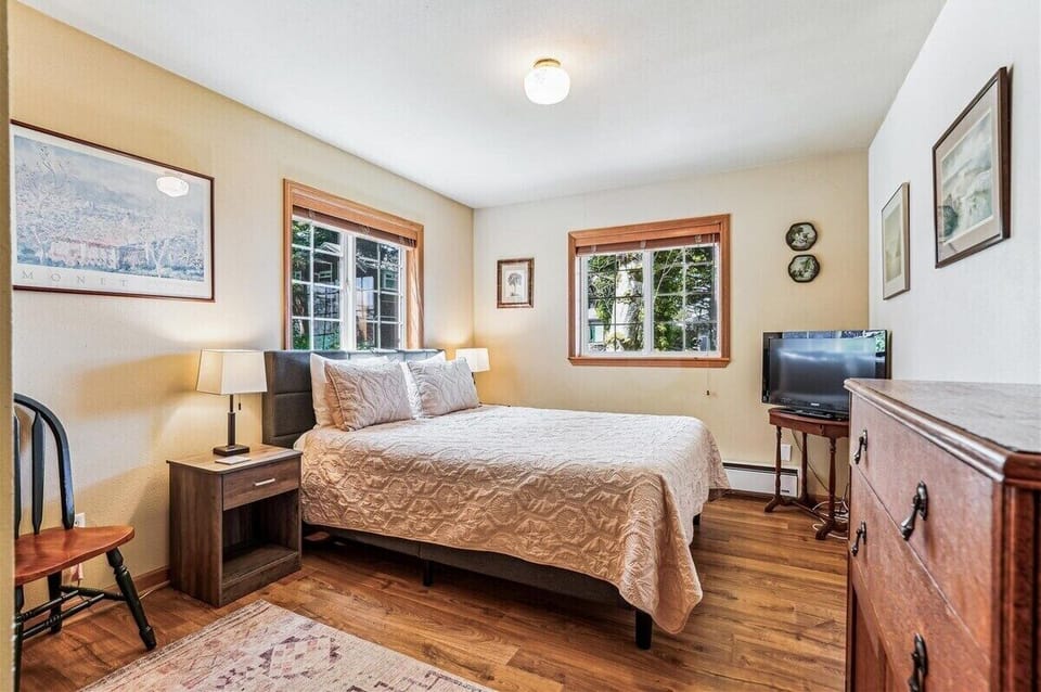Queen Bedroom at Arbor House