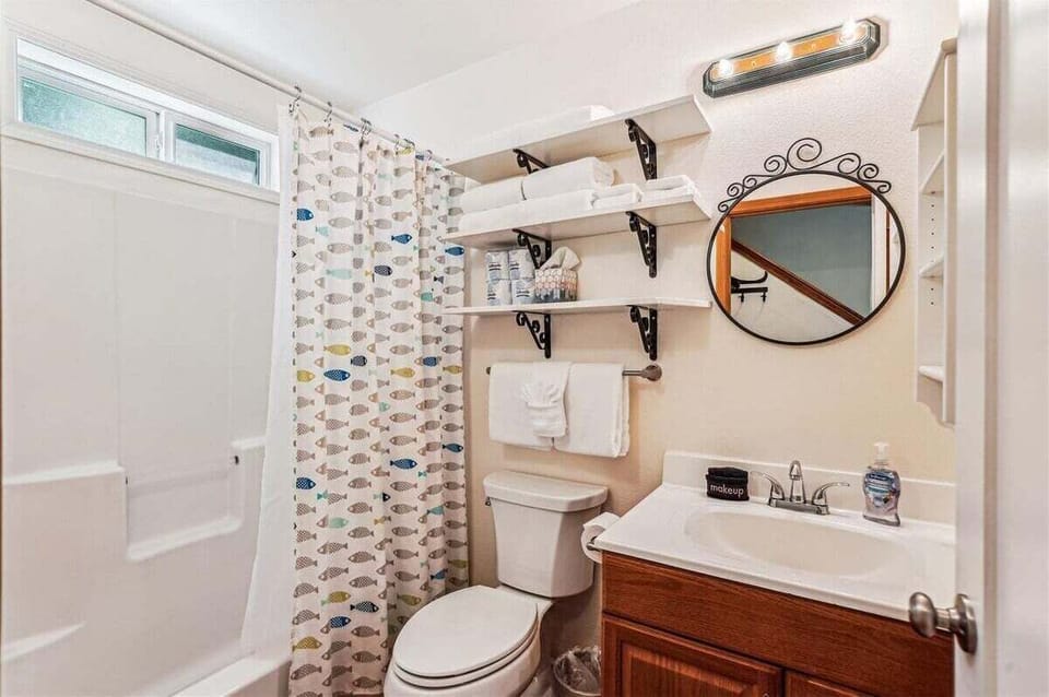 Main Bathroom at Arbor House