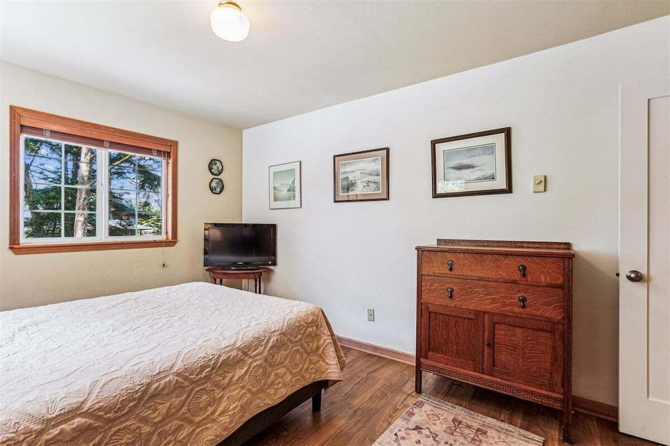 Queen Bedroom at Arbor House