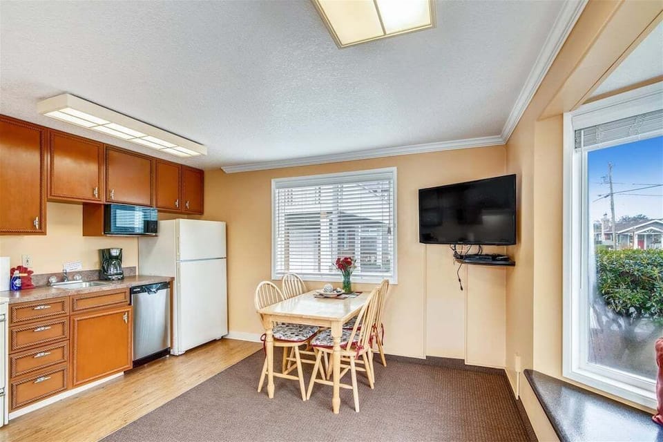 Dining Area at Sandcastle 601