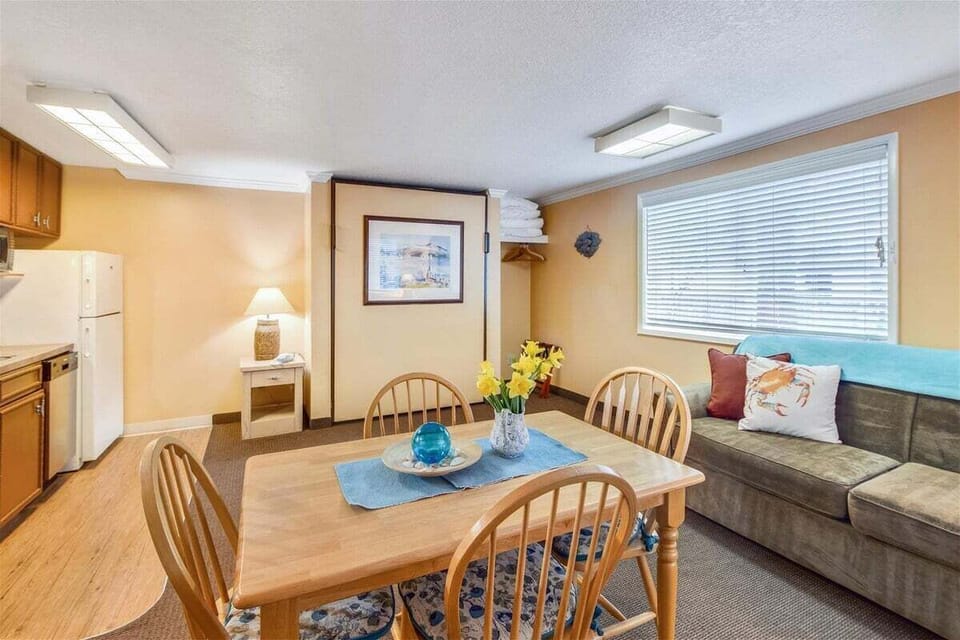 Dining Table at Sandcastle 602