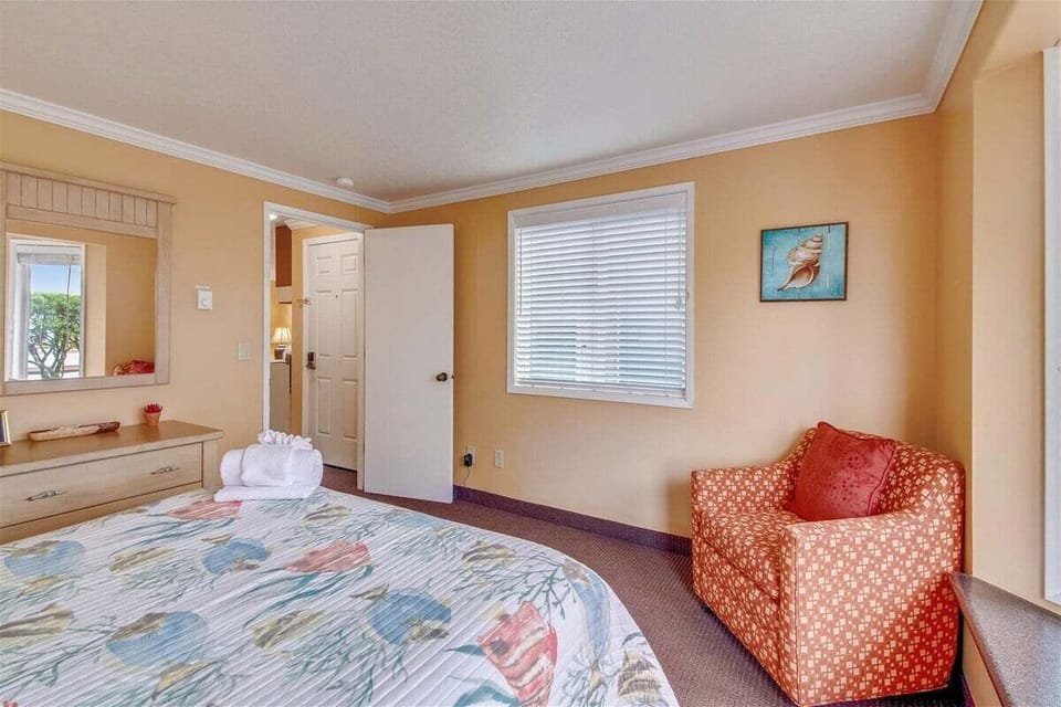 Queen Bedroom at Sandcastle 603