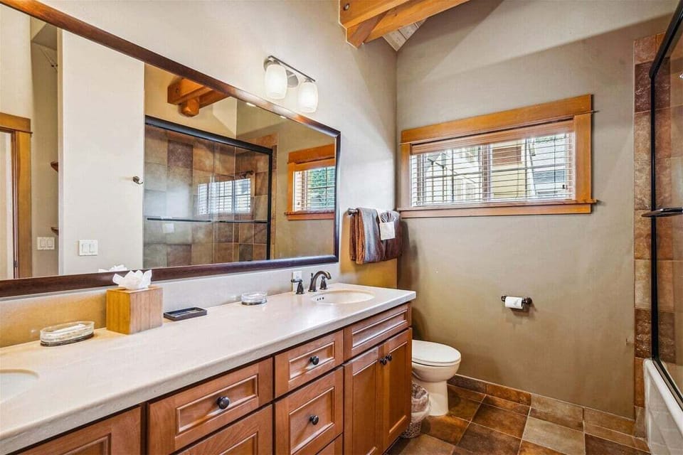 Main Bathroom at The Lodges C2
