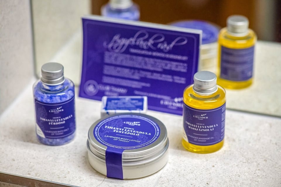 Deluxe Room | Bathroom amenities | Hair dryer, towels, soap, shampoo