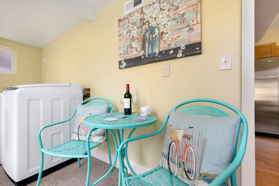 House, 2 Queen Beds, Patio, Garden View (118 Whitcomb - Unit A (main)) | Dining