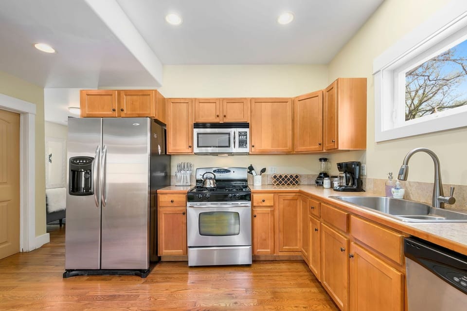 House, 2 Queen Beds, Patio, Garden View (118 Whitcomb - Unit A (main)) | Private kitchen | Fridge, microwave, oven, stovetop