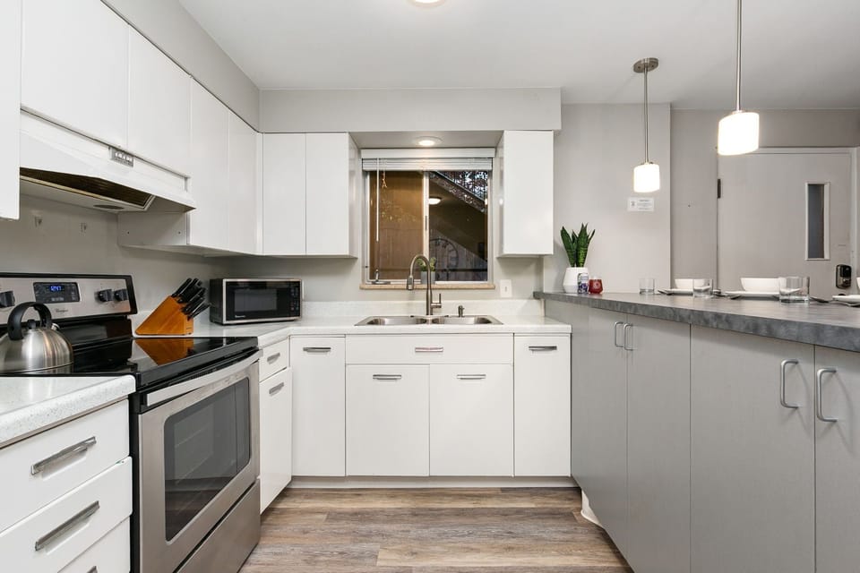 Condo, 1 Queen Bed with Sofa bed, Patio, Garden View (220 Peterson St Unit 3) | Private kitchen | Fridge, microwave, oven, stovetop