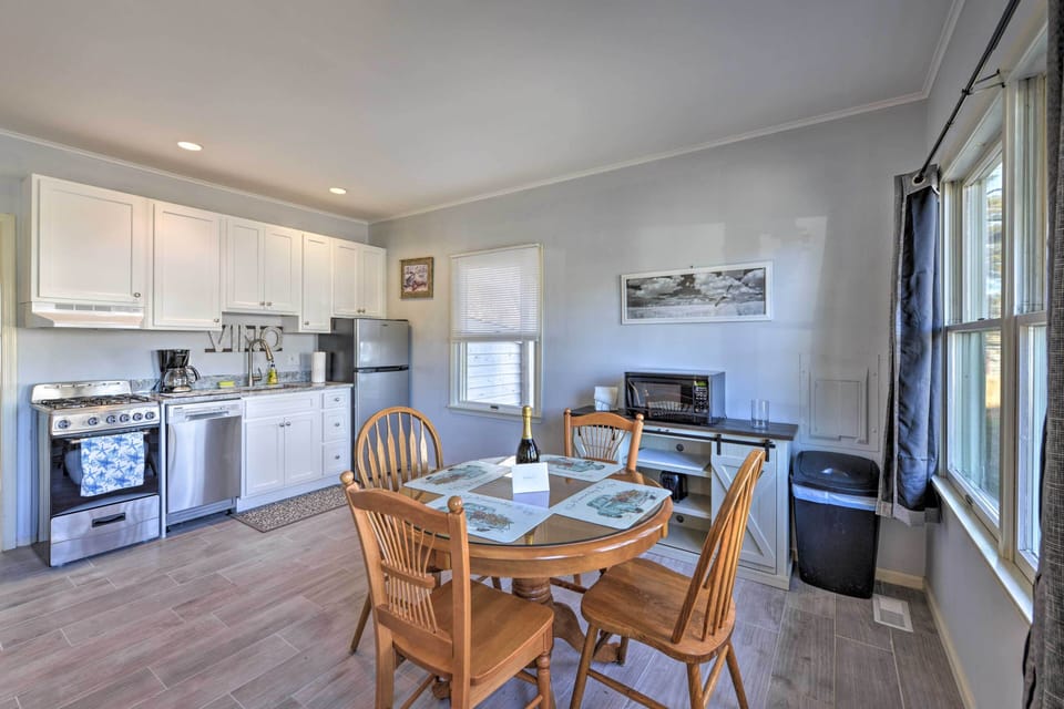 Kitchen | 630 Sq Ft | Central Location | Walk to Beach