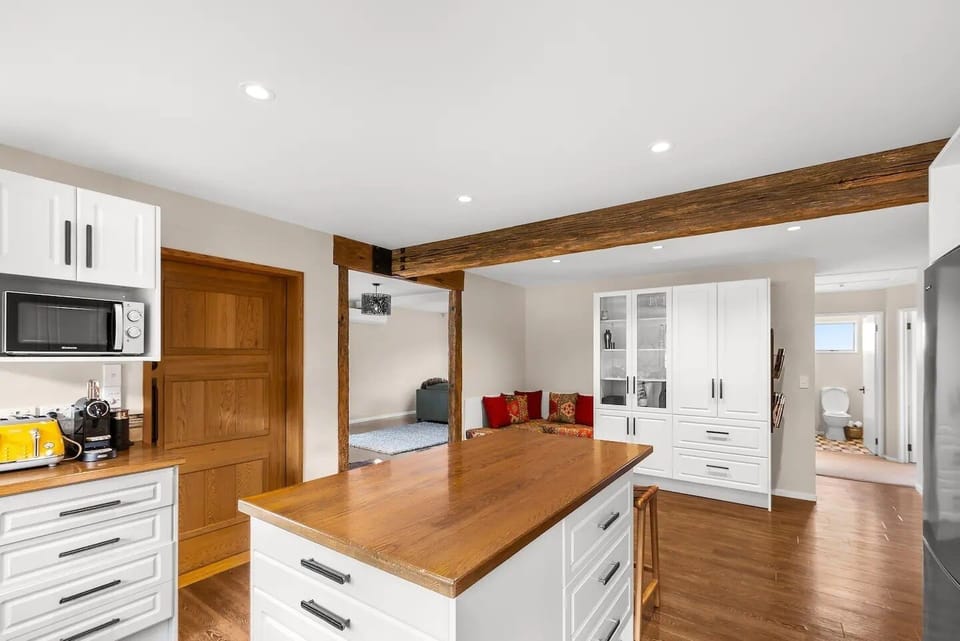 Spacious kitchen area 