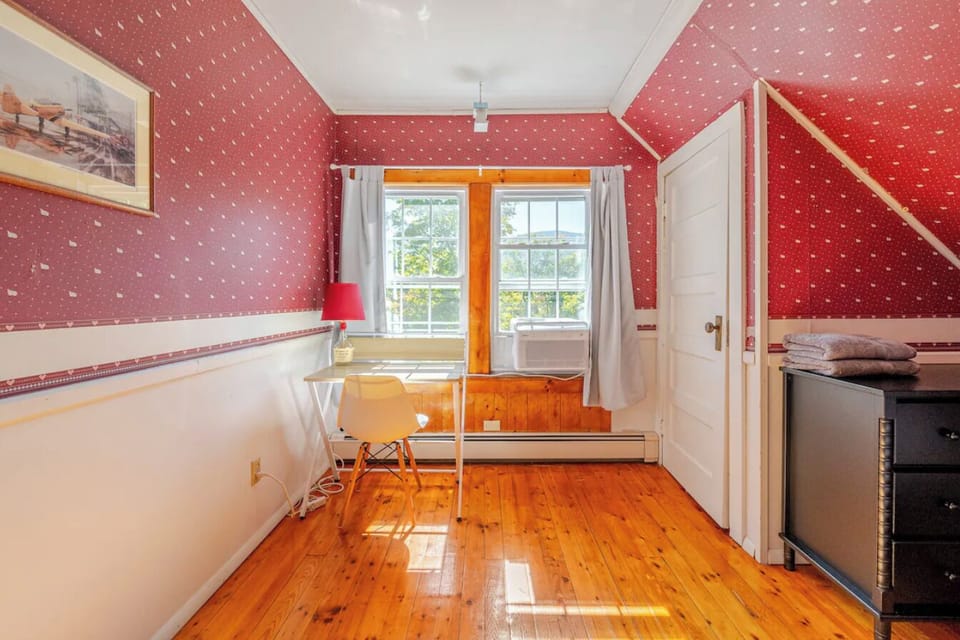 Desk nook in upstairs bedroom
