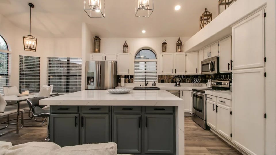 House (4 Bedrooms) | Private kitchen | Fridge, microwave, oven, blender