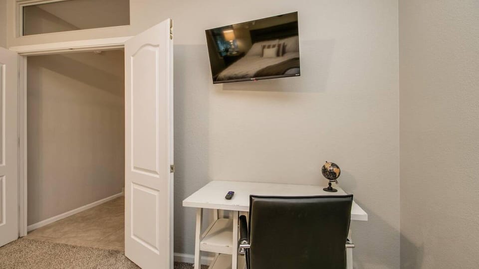 Studio (5 Bedrooms) | 5 bedrooms, bed sheets