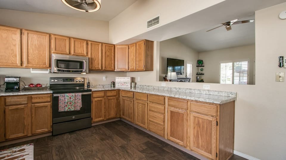 Studio (3 Bedrooms) | Private kitchen | Fridge, microwave, oven