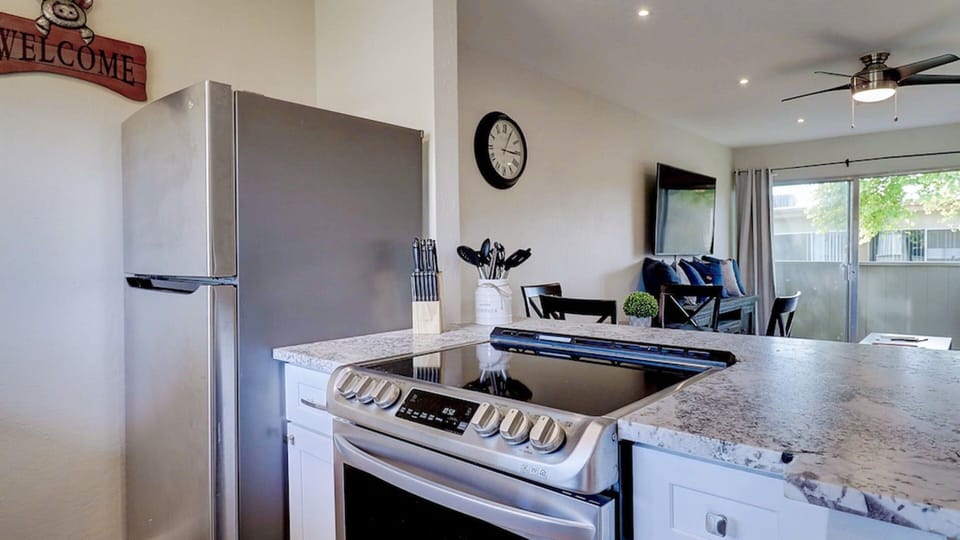 Studio (1 Bedroom) | Private kitchen | Fridge, microwave, oven, stovetop