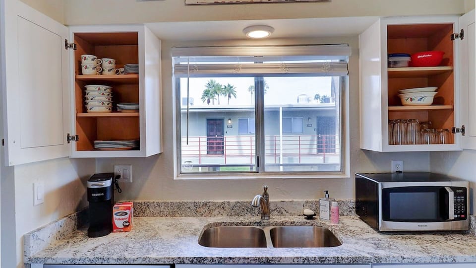 Studio (1 Bedroom) | Private kitchen | Fridge, microwave, oven, stovetop