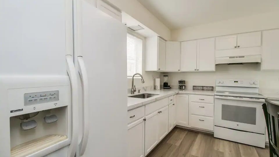 Studio (2 Bedrooms) | Private kitchen | Fridge, microwave, oven