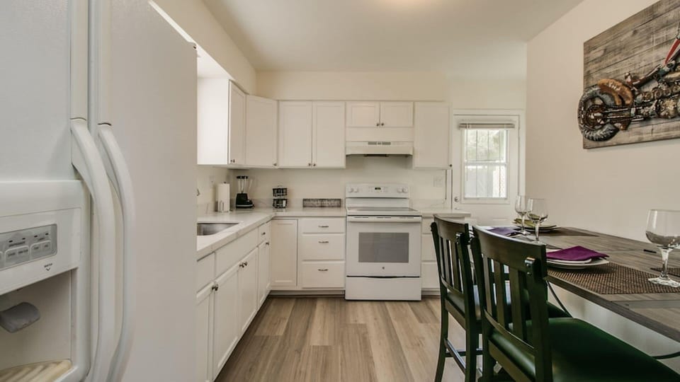Studio (2 Bedrooms) | Private kitchen | Fridge, microwave, oven