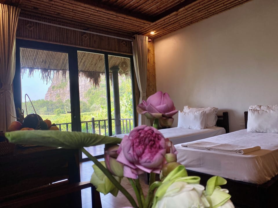 Deluxe Twin Room | Minibar, desk, WiFi (free), bed sheets