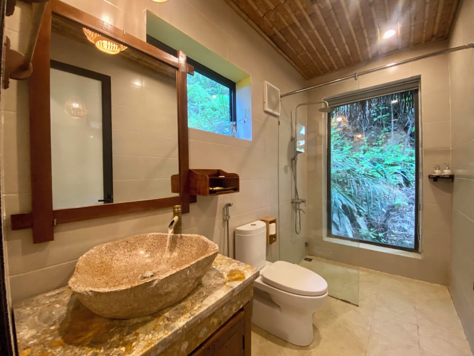 Deluxe Twin Room | Bathroom | Shower, rainfall showerhead, free toiletries, hair dryer