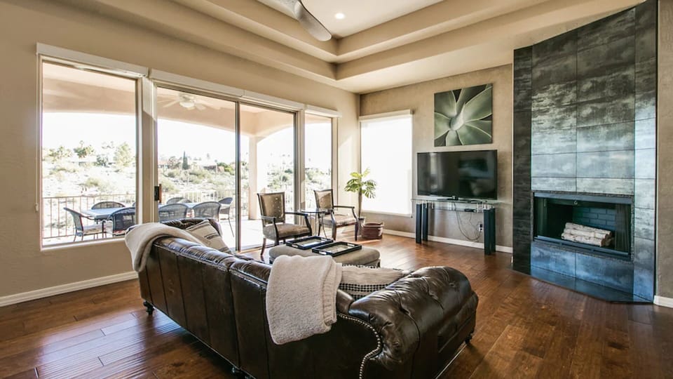 Studio (4 Bedrooms) | Living area