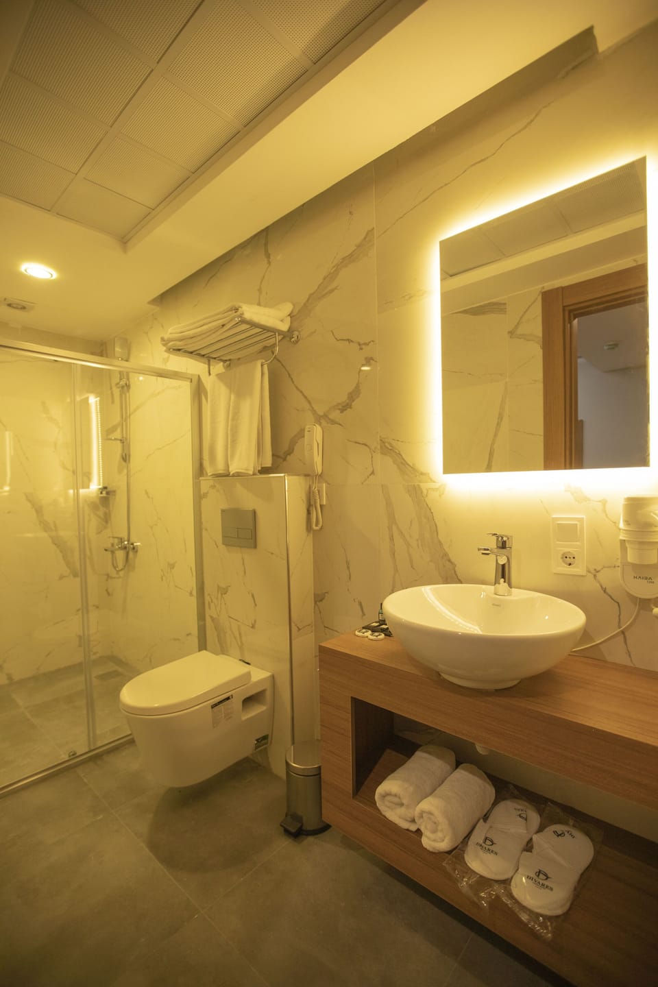 Business Room | Bathroom | Shower, hydromassage showerhead, designer toiletries, hair dryer
