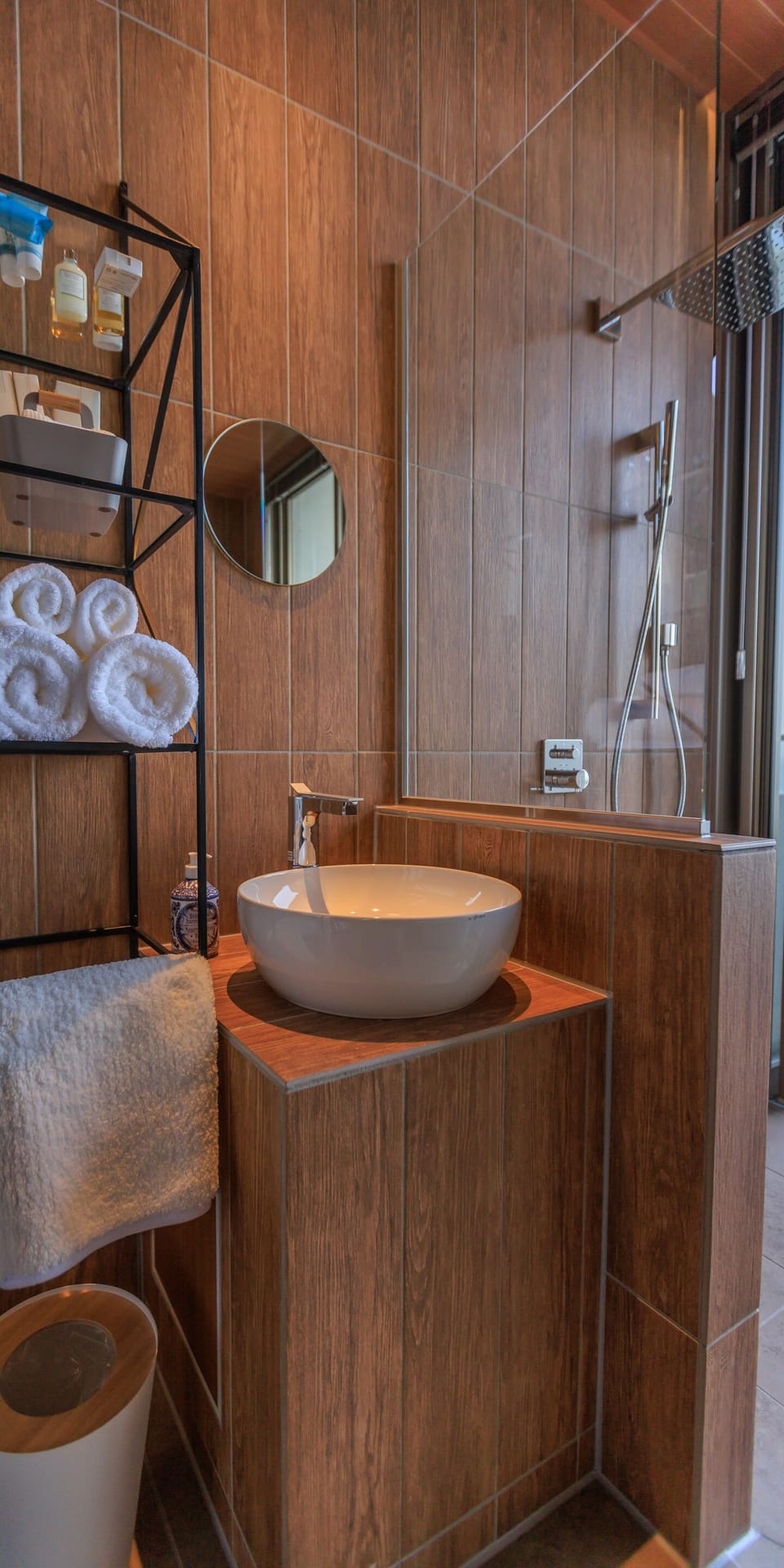 Deluxe Double Room | Bathroom | Jetted tub, rainfall showerhead, designer toiletries, hair dryer
