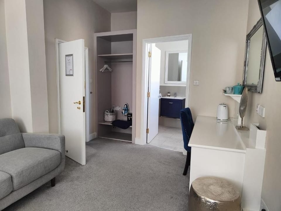 Deluxe Double Room | Iron/ironing board, free WiFi, bed sheets