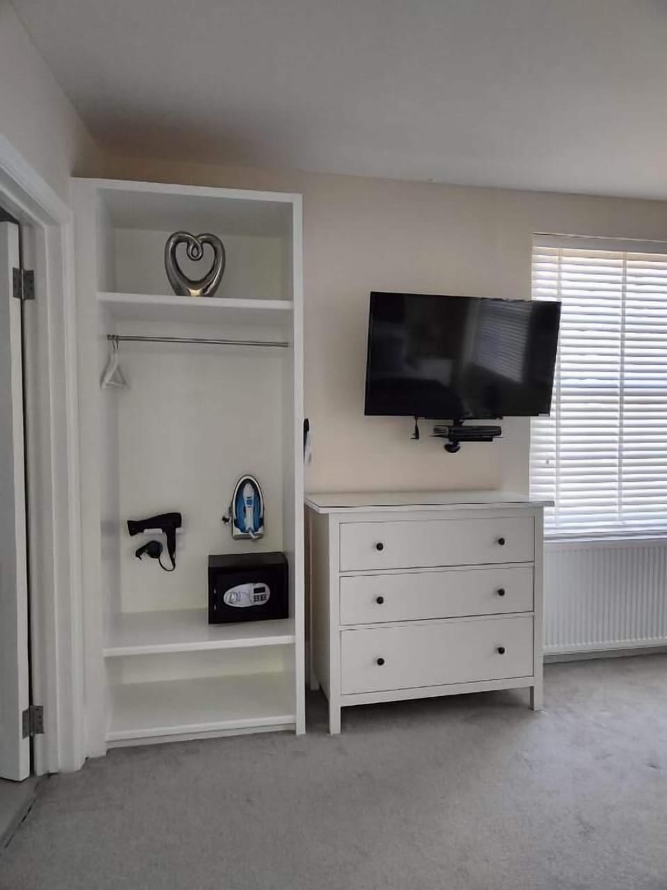 Deluxe Double Room | Iron/ironing board, free WiFi, bed sheets