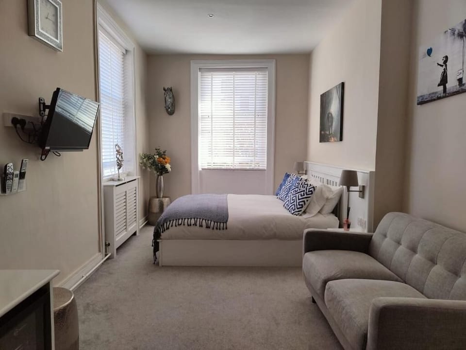 Deluxe Double Room | Iron/ironing board, free WiFi, bed sheets