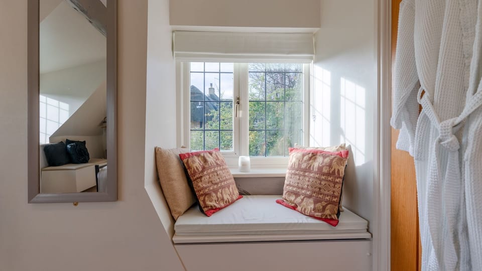 Bedroom Three Window Seat, The Thatch House, Bolthole Retreats
