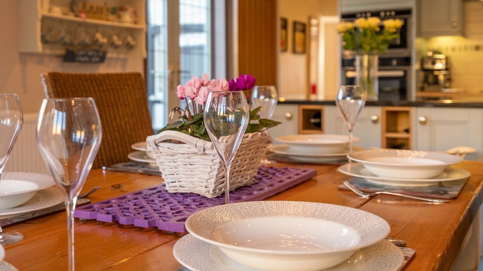 Dining Table, The Thatch House, Bolthole Retreats