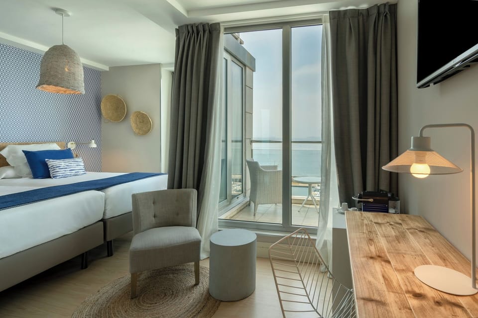 Premium bedding, down comforters, minibar, in-room safe