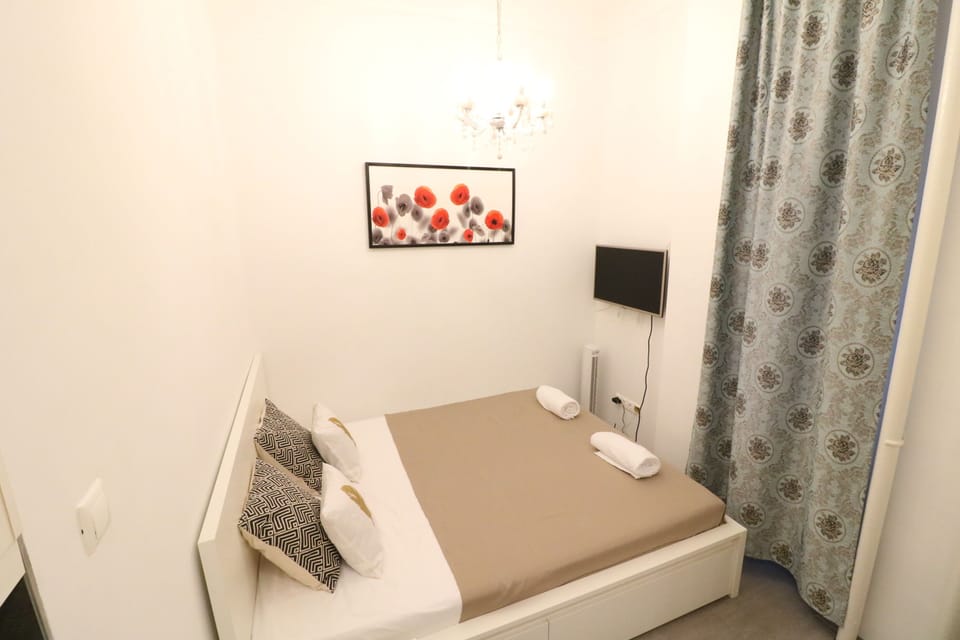 Classic Studio, 1 Queen Bed | Blackout drapes, iron/ironing board, free WiFi, bed sheets