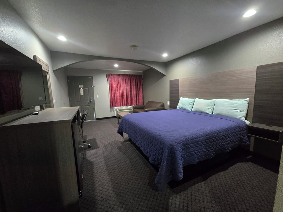 Standard Room, 1 King Bed | Desk, iron/ironing board, free WiFi, bed sheets