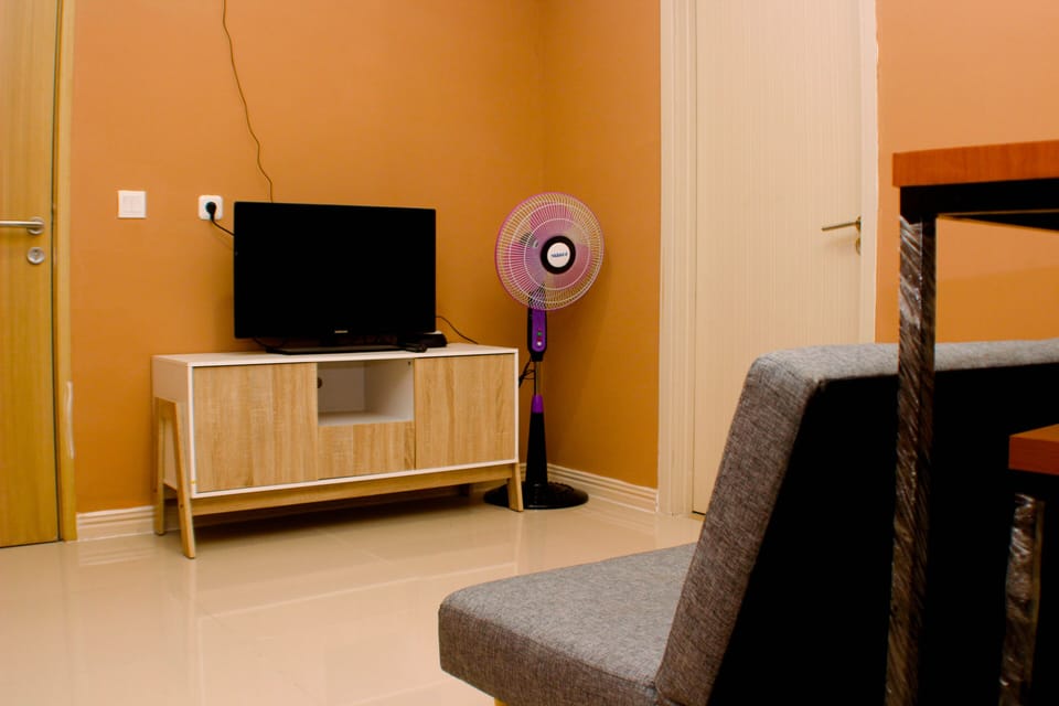 Apartment, 2 Bedrooms | Living room | TV