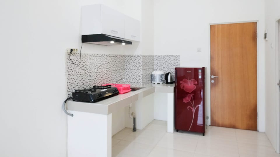 Apartment, 2 Bedrooms | Private kitchen | Fridge, stovetop, cookware/dishes/utensils