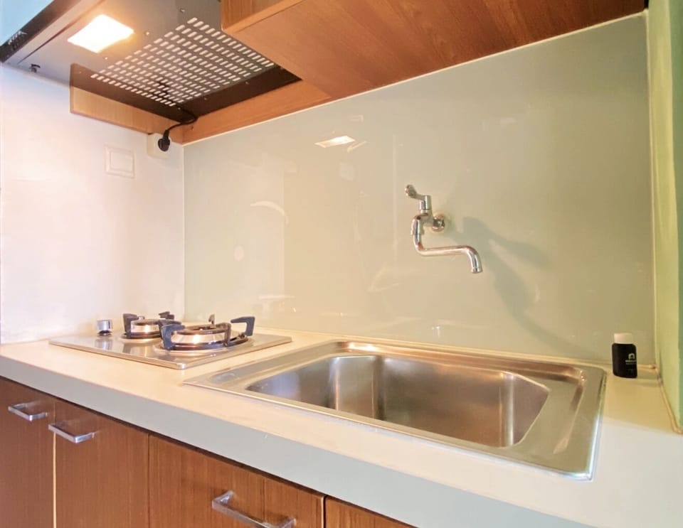Studio | Private kitchen | Fridge, stovetop, cookware/dishes/utensils