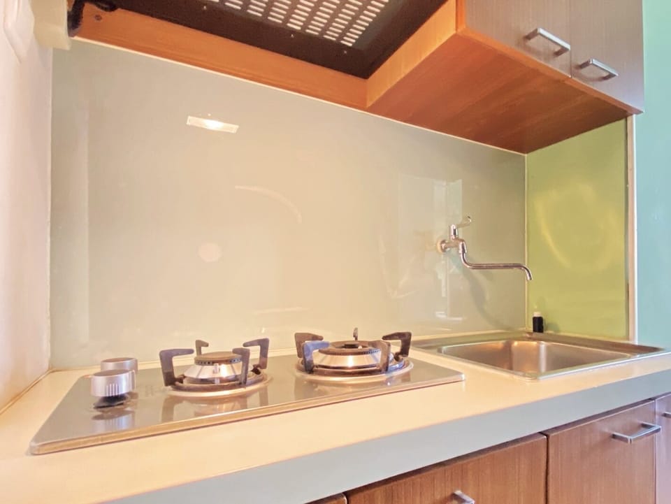 Studio | Private kitchen | Fridge, stovetop, cookware/dishes/utensils