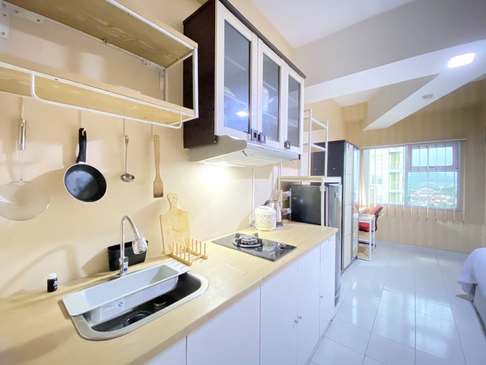 Studio | Private kitchen | Fridge, stovetop, cookware/dishes/utensils