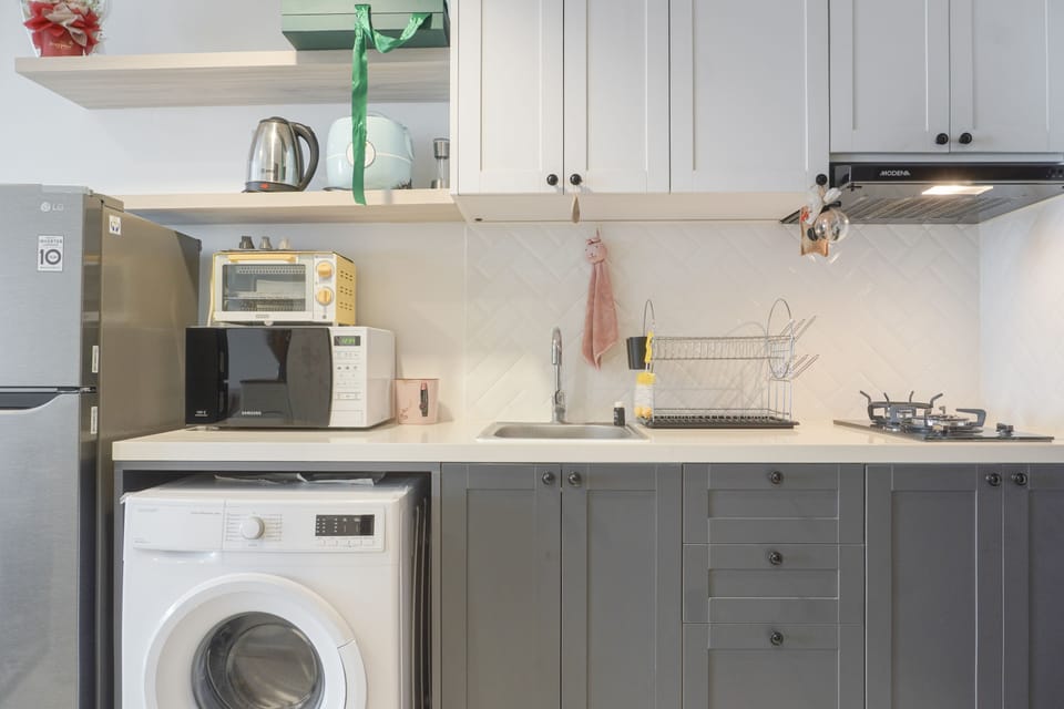 Studio | Private kitchen | Fridge, stovetop, cookware/dishes/utensils
