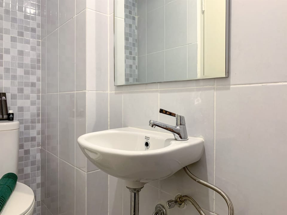 Studio | Bathroom | Shower, free toiletries, towels