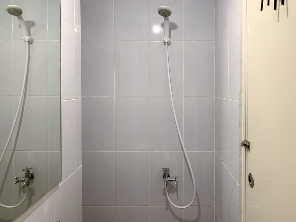 Studio | Bathroom | Shower, free toiletries, towels