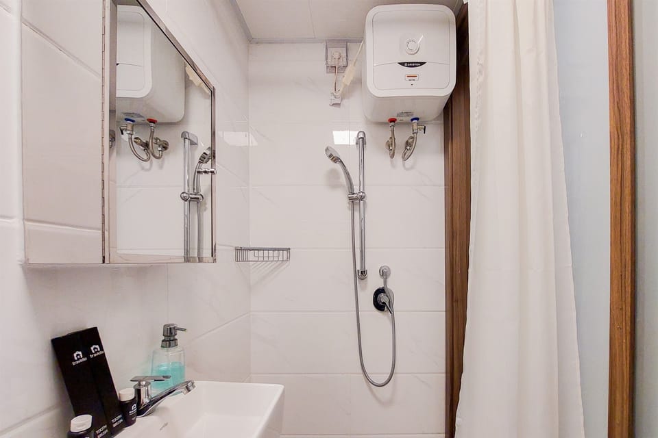 Studio | Bathroom | Shower, free toiletries