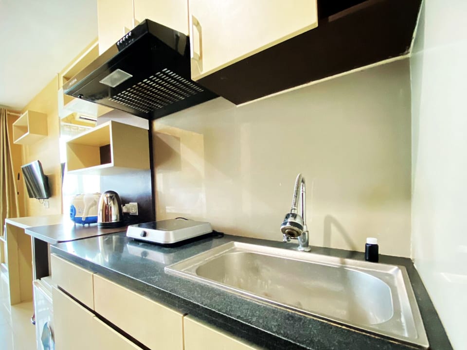 Studio | Private kitchen | Fridge, stovetop, cookware/dishes/utensils