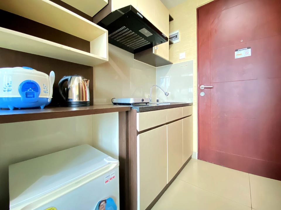 Studio | Private kitchen | Fridge, stovetop, cookware/dishes/utensils