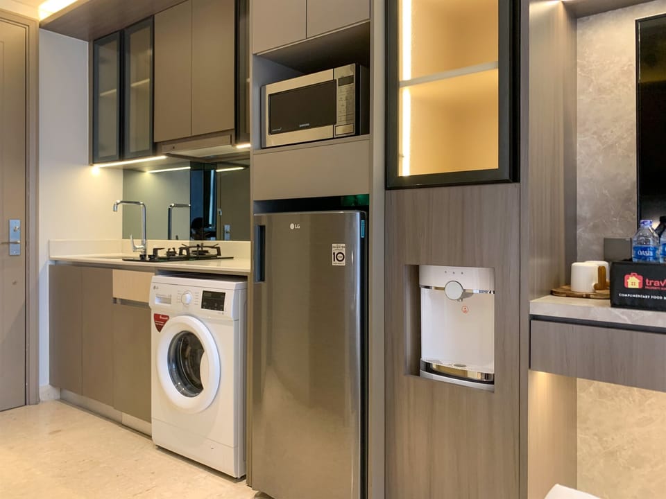 Studio | Private kitchen | Fridge, stovetop, cookware/dishes/utensils