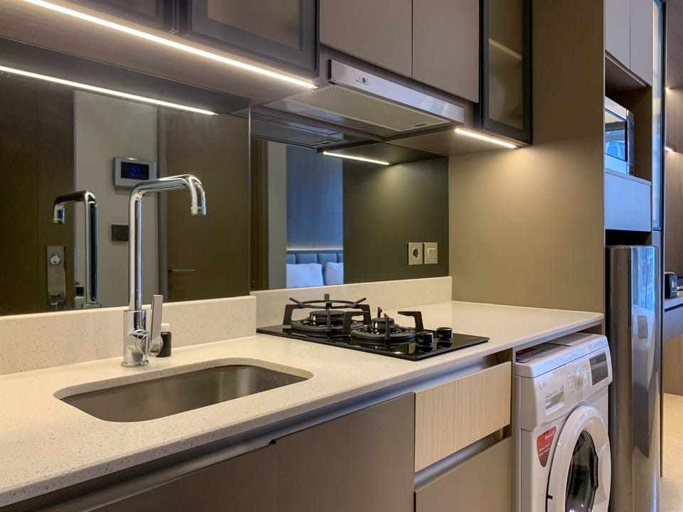 Studio | Private kitchen | Fridge, stovetop, cookware/dishes/utensils